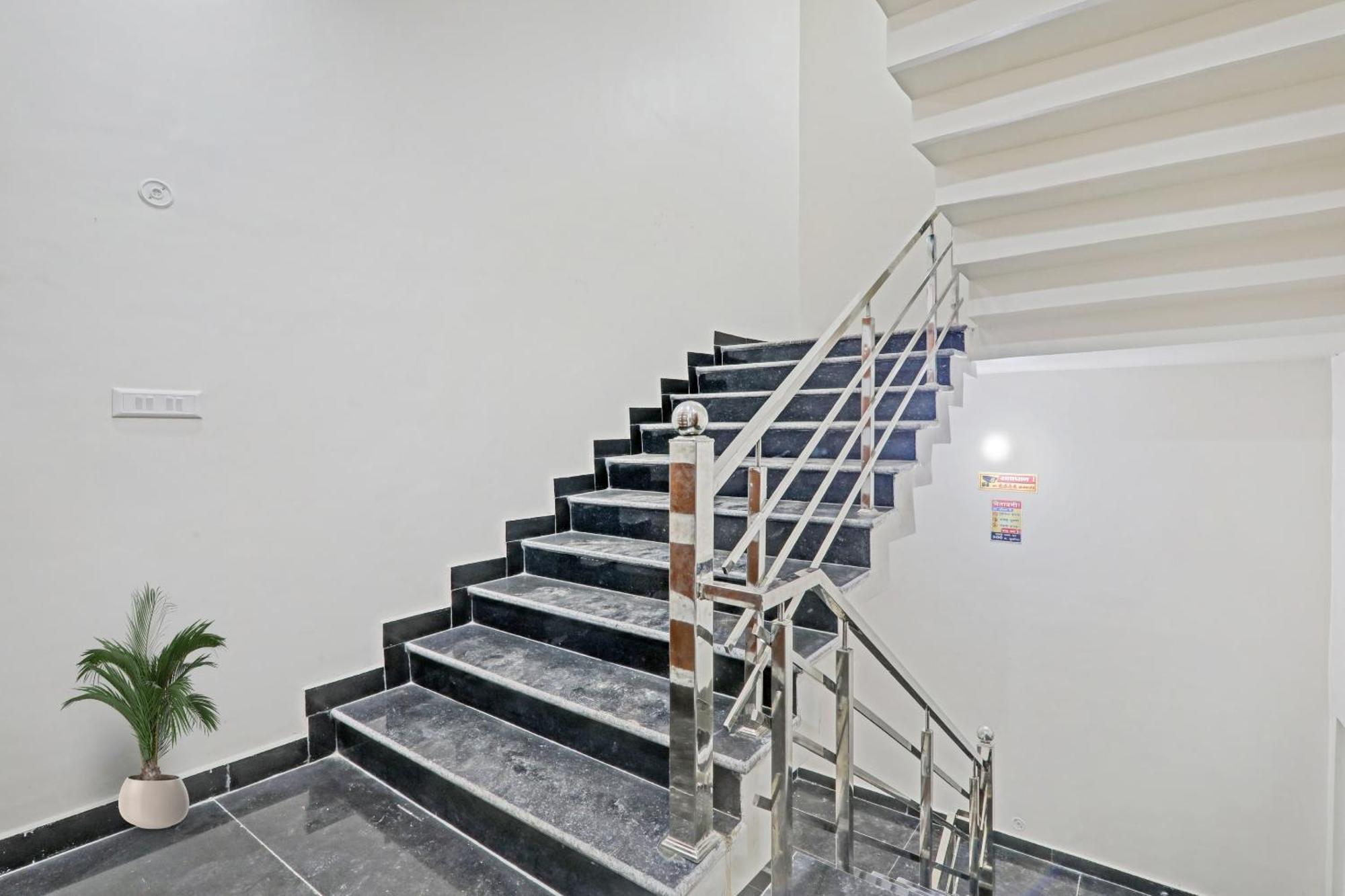 Townhouse P.S.Palace Near Amausi Metro Station Lucknow Exterior photo