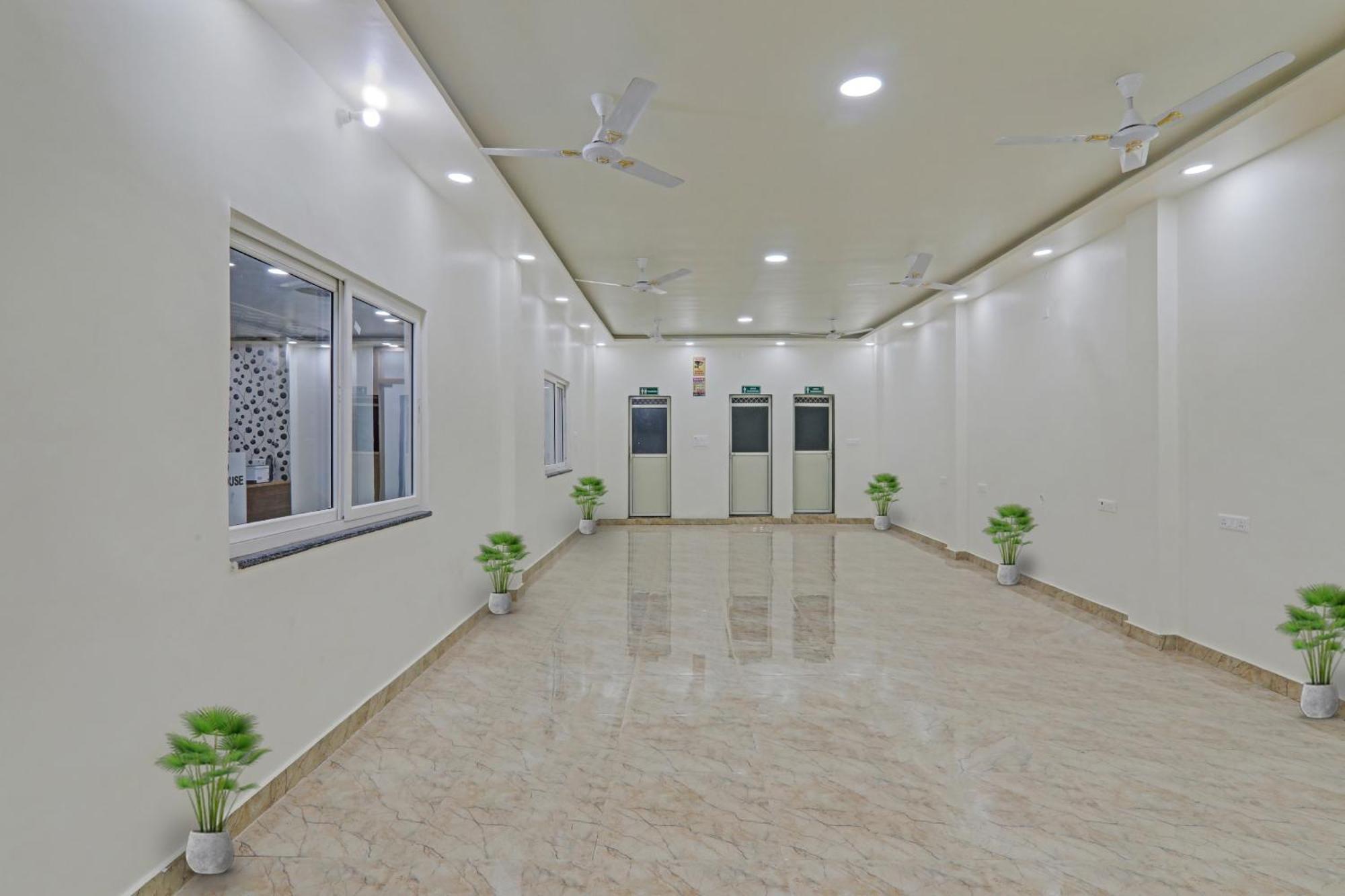 Townhouse P.S.Palace Near Amausi Metro Station Lucknow Exterior photo