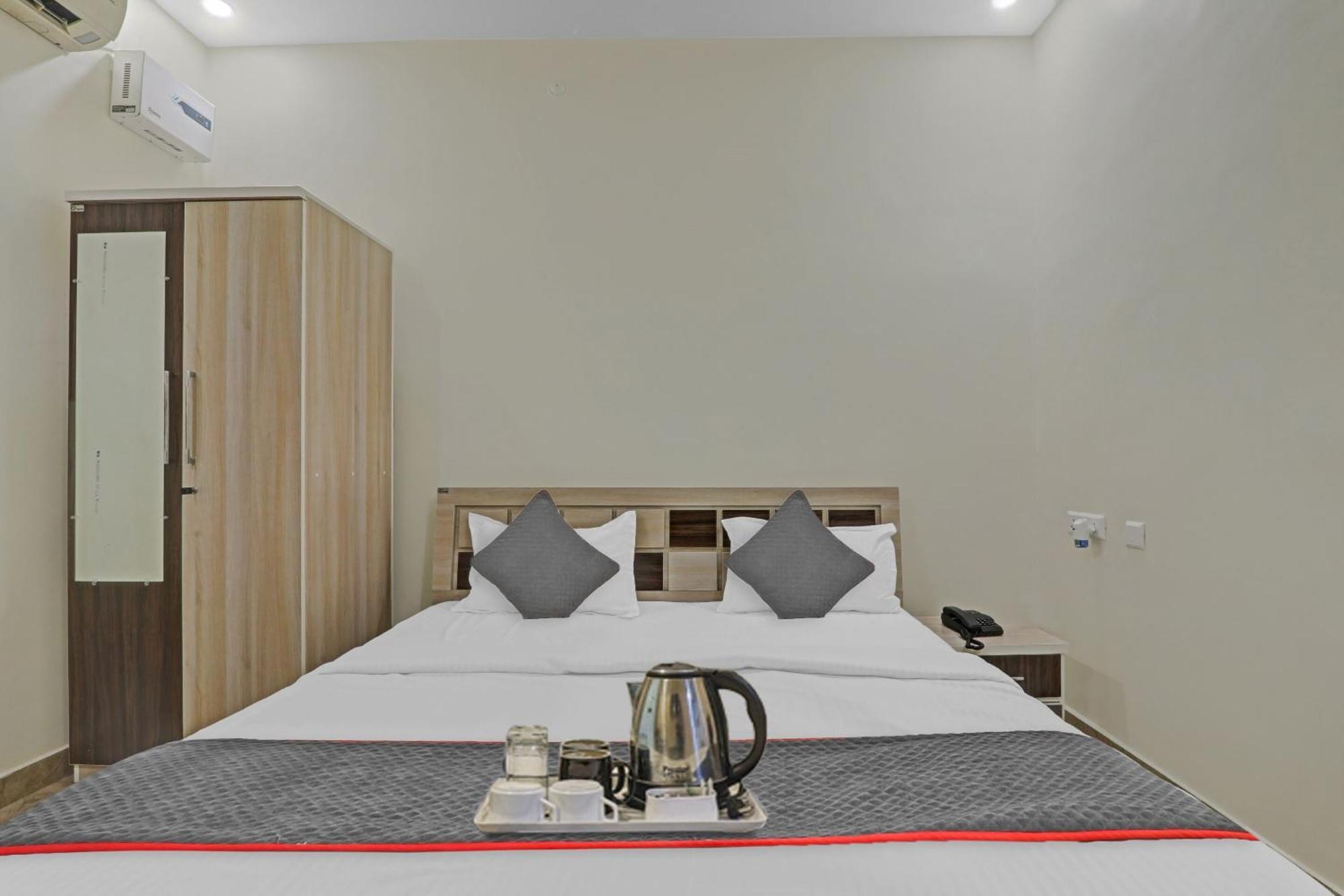 Townhouse P.S.Palace Near Amausi Metro Station Lucknow Exterior photo