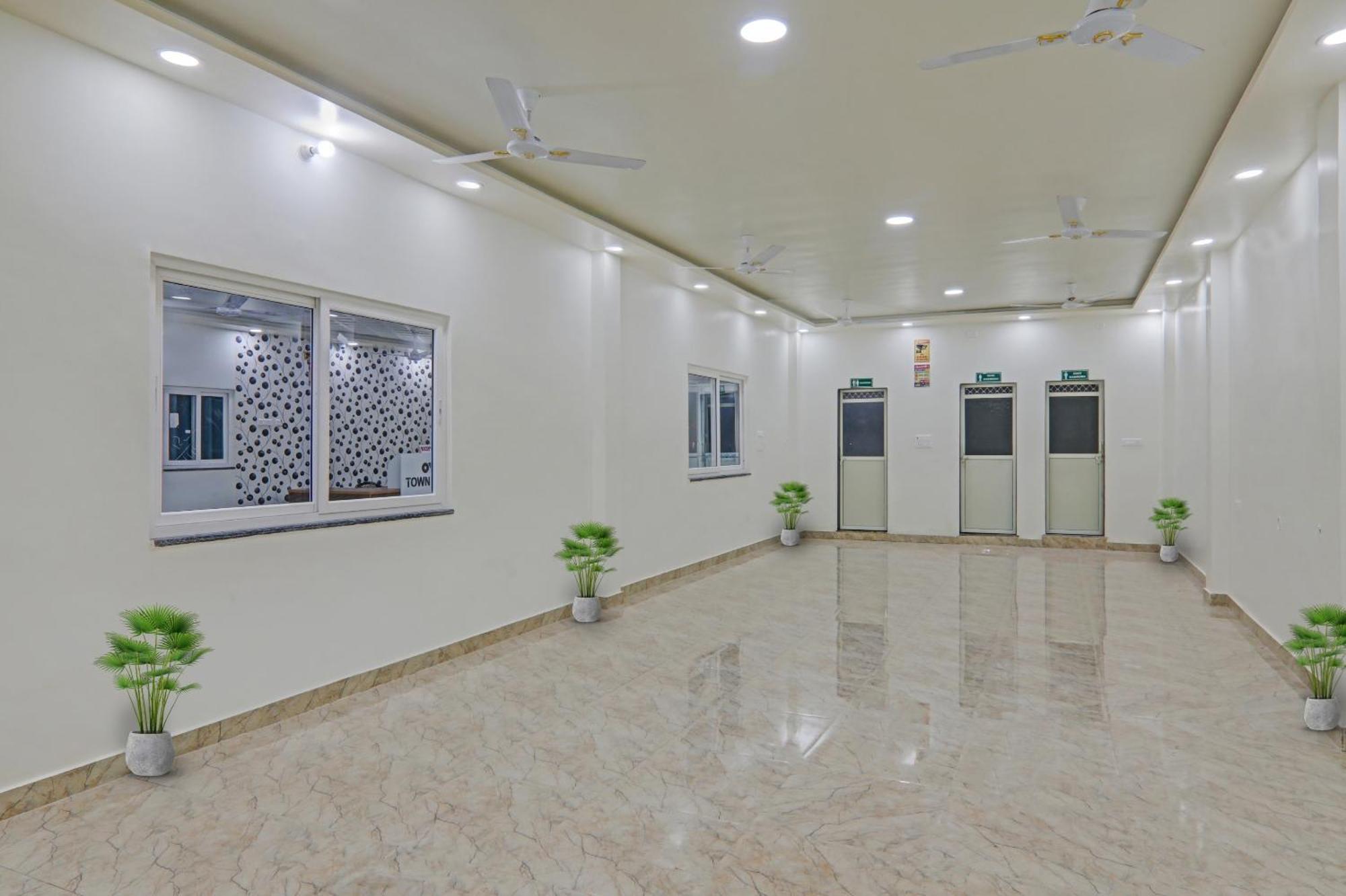 Townhouse P.S.Palace Near Amausi Metro Station Lucknow Exterior photo