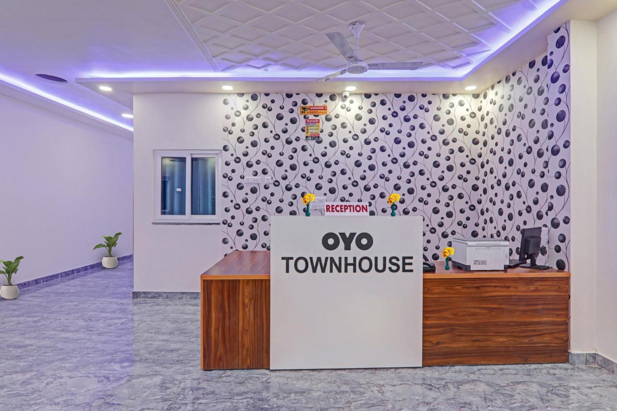 Townhouse P.S.Palace Near Amausi Metro Station Lucknow Exterior photo